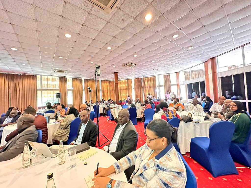 🧵Thread:
Our <a href="/KICTANet/">KICTANet</a> trustee, <a href="/otienobarrack/">Barrack Otieno</a>, is giving an introduction to Internet Governance at the East Africa School of #InternetGovernance. Join the conversation here --&gt; tinyurl.com/48ujdnnw.

^NM