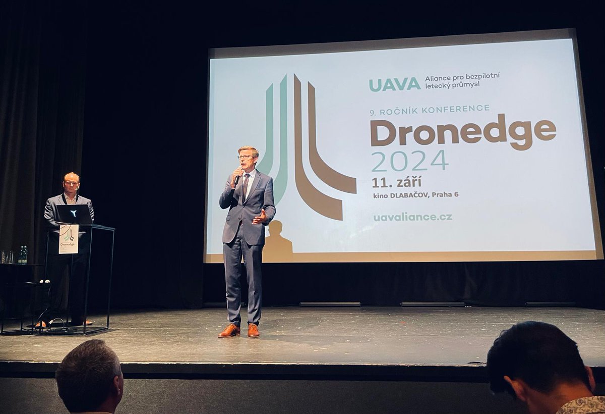 JakubKaras3's tweet photo. Dnešní už 9. ročník konference #Dronedge i za účasti ministra dopravy @makupka, @min_dopravy, ředitele @letovyprovoz a dalších hostů z Úřadu pro civilní letectví, @EASA, @EU4Space, @PragueAirport a dalších. #drony #spolupráce #inovace https://t.co/g9jYT6Ug91