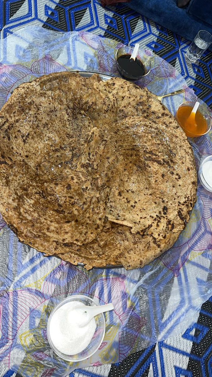 السيايل أو القراصة
الأكلة الشعبية في منطقة الجزيرة السورية لوجبة الفطور
يخبز العجين على نار الحطب و يضاف لها سمنة الغنم ويضاف بعدها حسب الرغبة مربى أو عسل أو سكر.