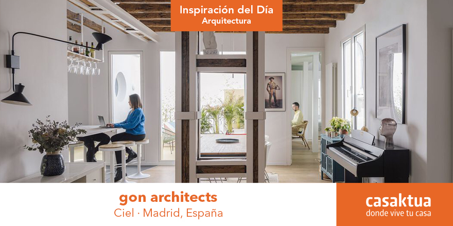 #InspiraciónDelDía I Un ático en Madrid transformado con una cubierta ondulante y techos de 200 m², creando un hogar luminoso y fluido. La arquitectura redefine el espacio con luz natural y ventilación, conectando a la familia con el icónico cielo de Velázquez. ✨🔨