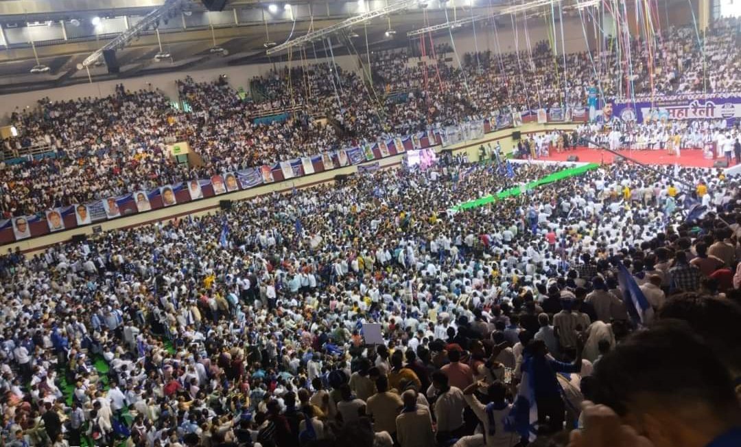 APVNews_'s tweet photo. इंदिरा गांधी स्टेडियम में भीम आर्मी चीफ चंद्रशेखर आजाद ने दिखाई अपनी सियासी ताकत, आधे से ज्यादा लोगों को स्टेडियम से बाहर बैठकर सुनना पड़ा भाषण 

भीम आर्मी के द्वारा बुलाई गई, इस रैली के मध्यनजर इंदिरा गांधी स्टेडियम काफी छोटा नजर आया। https://t.co/PFpDvNf3SV