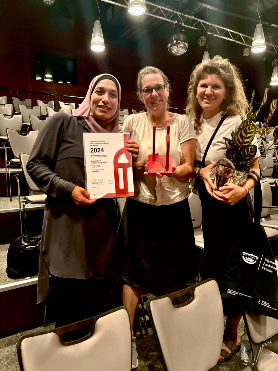 Wir durften d. Sonderpreis Nachbarschaft im Rahmen des Integrationsspreises d. Landeshauptstadt Potsdam verleihen. Wir gratulieren d. Projekt PlattenFix d. Stadtteilnetzwerks PotsdamWest. Und wir freuen uns über d. Jurywürdigung der Multi-Kulti-Küche der Soziale Stadt ProPotsdam.