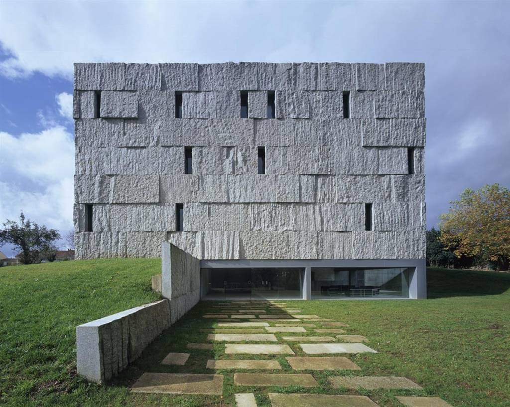 🎶 ¡Voltamos á Escola Municipal de Música de Santiago de Compostela hoxe 11 de setembro! 🎉🎻🎹  
¿Listo/a para aprender, mellorar ou descubrir un instrumento? Aínda estás a tempo!  
📅 Inicio: 11 de setembro  
📍 Inscríbete agora! #MúsicaEnSantiago #EscolaMunicipalDeMúsica 🎵