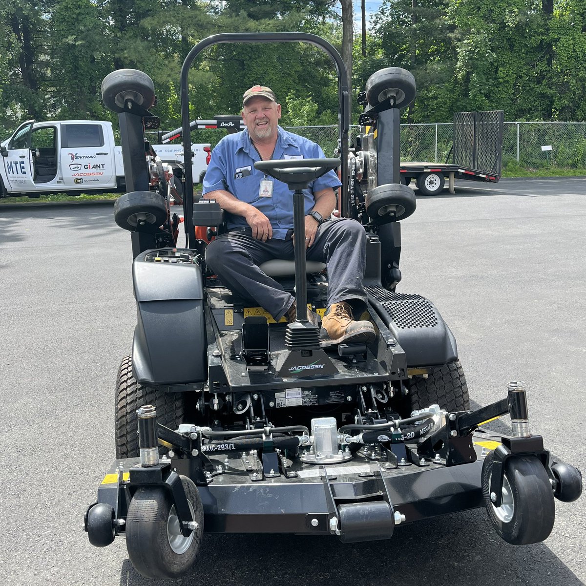 MTEequipment's tweet photo. Groundskeeping with Jake 💪🌱
South Glens Falls CSD has a Jacobsen HR600 Large Area Mower on site.
#SouthGlensFallsCSD #jacobsenmower #HR600 #largeareamower #groundskeeping #jacobsensignaturecut #MTEequipment #SouthGlensFallsNY https://t.co/OdERE1pWsN