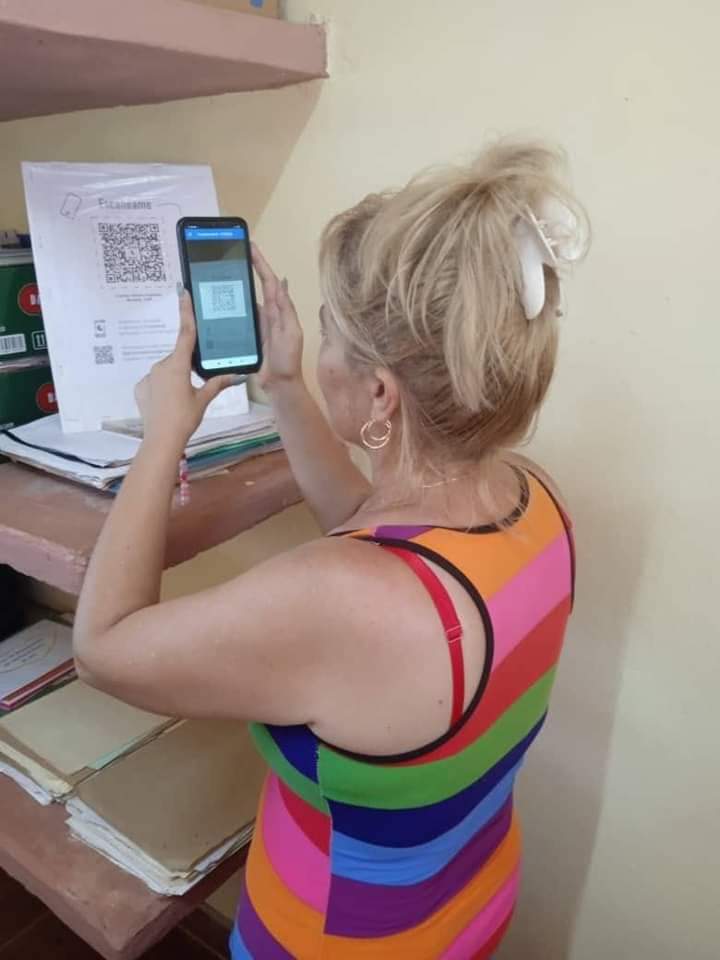 AnyelitBenitez's tweet photo. Pagos electrónicos de los trámites que se realizan hoy en la dirección de justicia de #CalimeteEnVictoria, excelente trabajo que obedece al programa de la bancarizacion en el territorio. #MatancerosEnVictoria 
@DiazCanelB 
@mariofsabines 
@CaridadPoey 
@DamarisGener 
@israel_baro https://t.co/lsErE0Ibkm