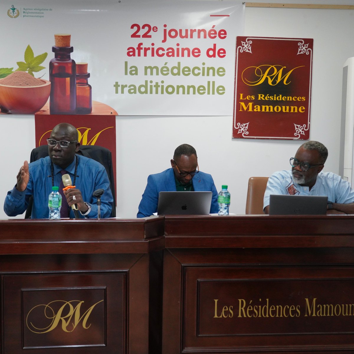 OMS_SENEGAL's tweet photo. .@santegouv_sn a célébré la 22e Journée Africaine de la Médecine Traditionnelle avec @OMS_SENEGAL. L'occasion de réaffirmer l'importance de réguler et valoriser cette pratique 🌿 et de soutenir la #DeliveryUnit pour garantir qualité et sécurité🔬 de ce pilier de santé publique. https://t.co/18kJkR4cYd