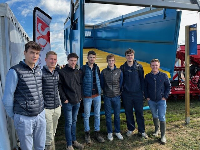 Belles rencontres au salon professionnel @PotatoesEurope : nos anciens+actuels étudiants #BTS, nos partenaires actuels+futurs et les <a href="/Fragritwittos/">FranceAgritwittos♥️</a>. Sous le ☀️, ce sont 300 jeunes de Bac Pro, BTS #ACD #ACSE qui ont arpenté les allées.
 <a href="/institutgenech/">institutdegenech</a> <a href="/EdouardLanglois/">Edouard Langlois</a> <a href="/BruCardot/">Bruno 😅Salut Salut</a>
