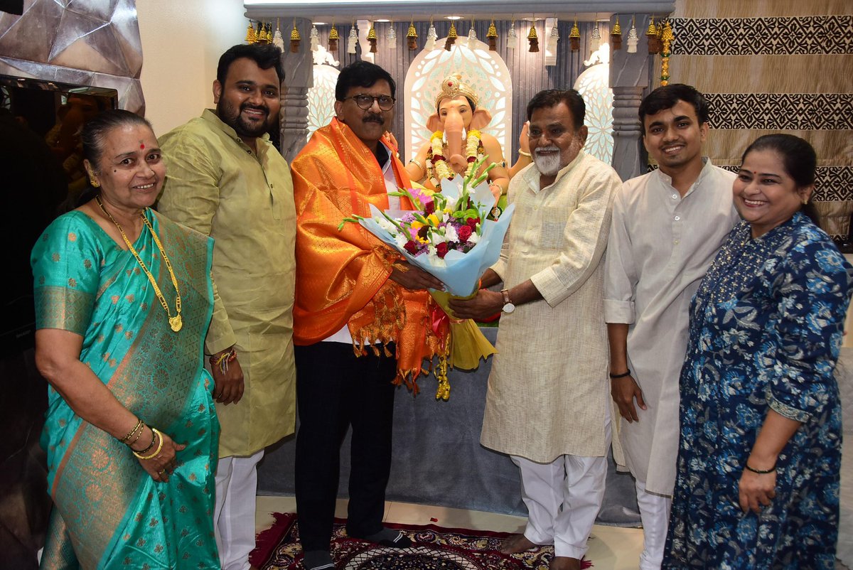 DhatrakAshok's tweet photo. शिवसेना नेते खा.मा.श्री. संजय राऊत साहेब यांनी आमच्या घरी विराजमान गणपती बाप्पाचे दर्शन घेतले.
@rautsanjay61 https://t.co/h3ez2vG8ra