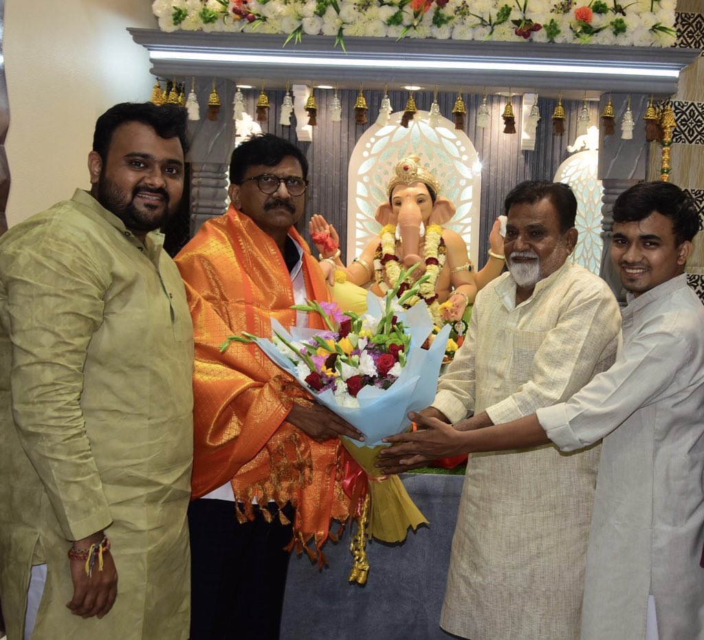 DhatrakAshok's tweet photo. शिवसेना नेते खा.मा.श्री. संजय राऊत साहेब यांनी आमच्या घरी विराजमान गणपती बाप्पाचे दर्शन घेतले.
@rautsanjay61 https://t.co/h3ez2vG8ra