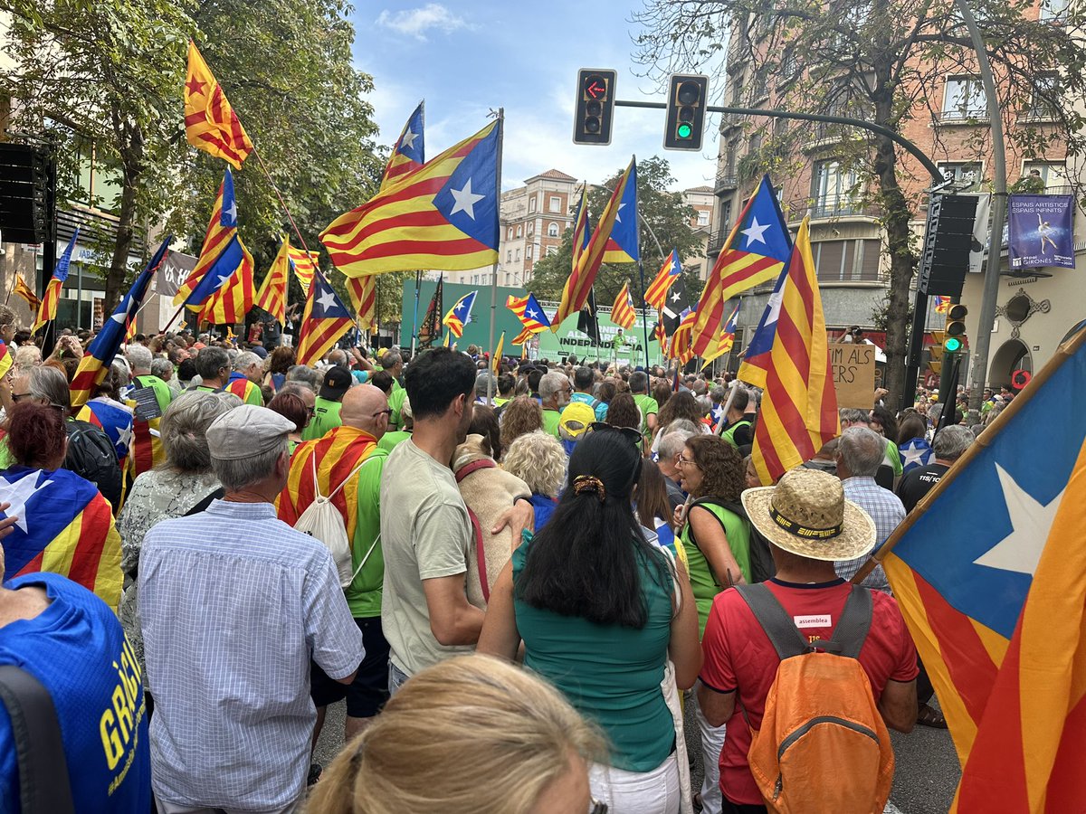 #HiSom #Catalonia celebrates its National Day shouting #Independència