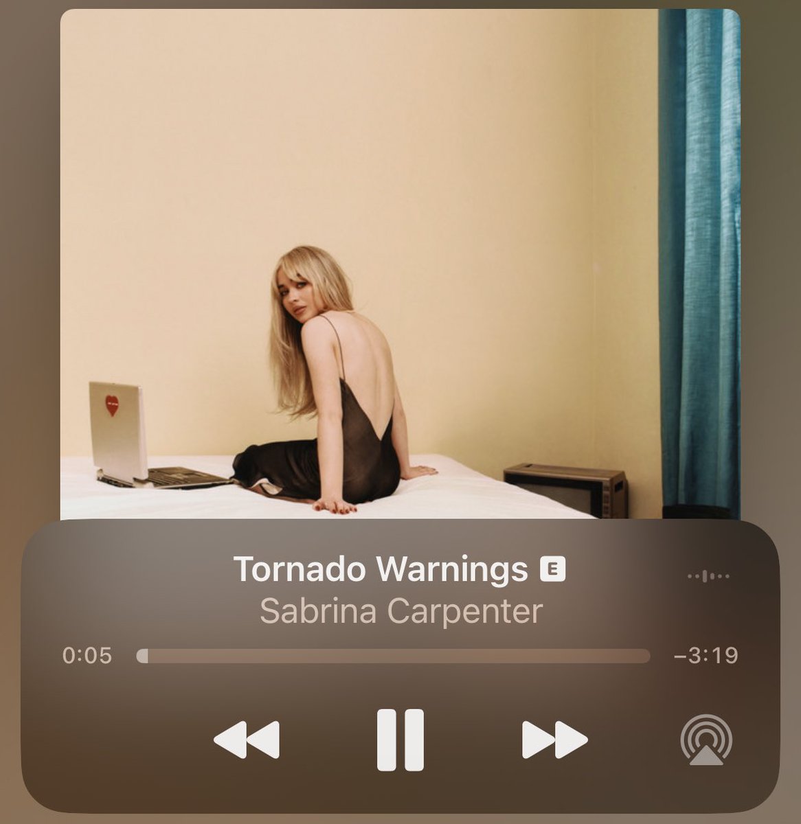 parisisprfct's tweet image. i really like how they’re both track 4 and only say the song title at the start of the song