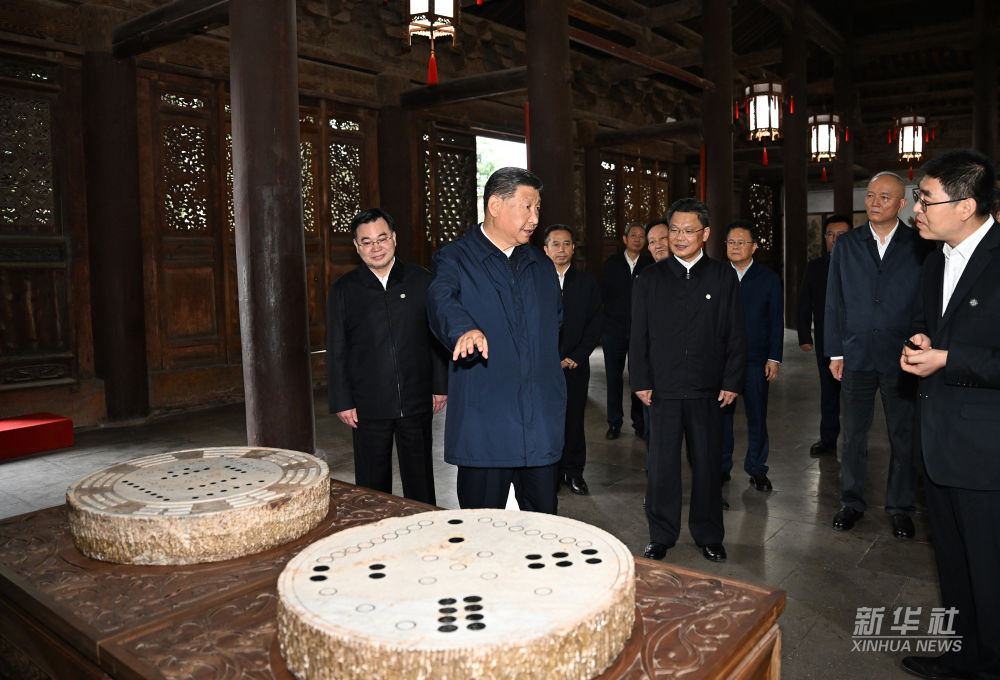 PDChinese's tweet photo. 【習近平在陝西寶雞市和甘肅天水市考察調研】10日下午至11日上午，習近平總書記先後來到陝西省寶雞市和甘肅省天水市考察調研。在寶雞市，習近平考察了寶雞青銅器博物院、渭河生態公園，了解當地加強文物保存利用和進行渭河生態保護治理等情況。在天水市，習近平考察了伏羲廟、麥積區南山花牛蘋果基地、麥積山石窟，了解當地推動文化遺產保護傳承、發展特色現代山地果業等情況。