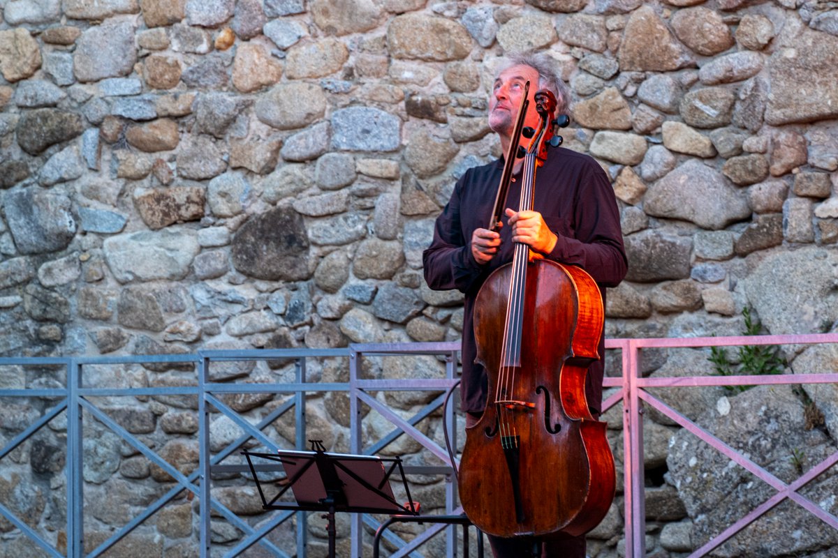 Il suono inconfondibile del suo violoncello, la musica di Bach e di Weinberg tra le antiche mura della Fortezza Pisana di Marciana, un’atmosfera magica: grazie #MarioBrunello per questo bellissimo concerto!