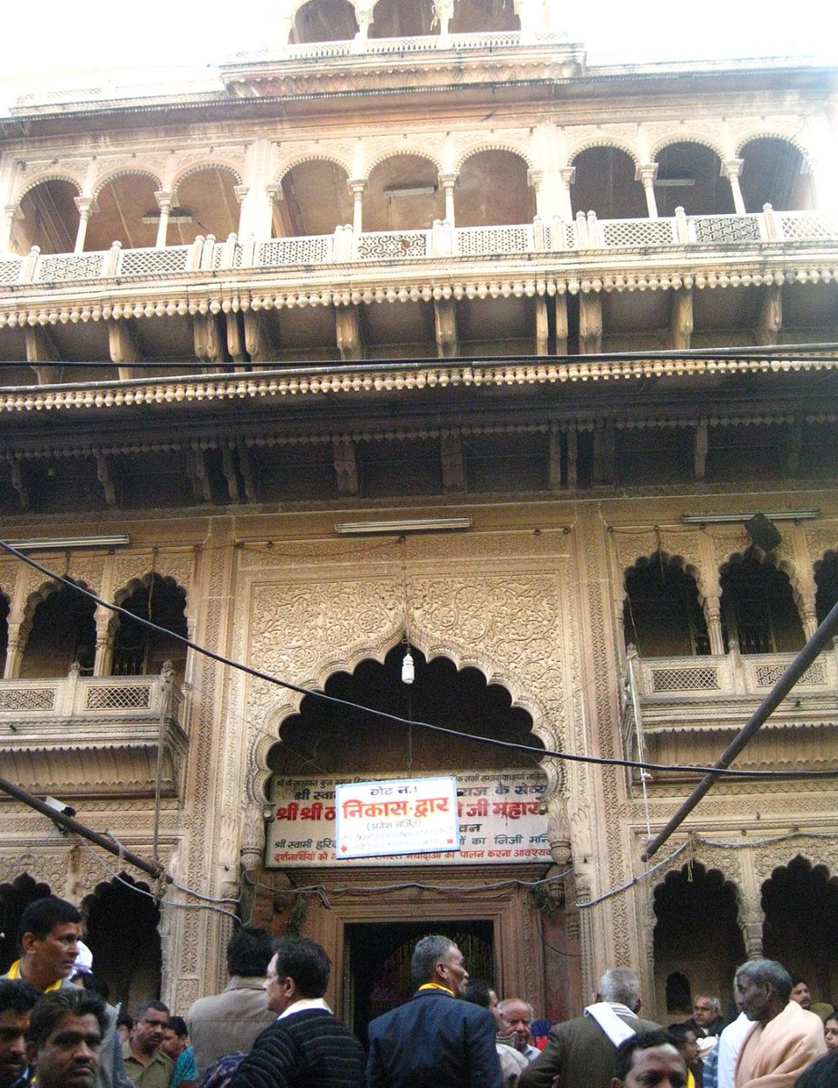 surendrakkaswan's tweet photo. बांके बिहारी मंदिर वृंदावन (उत्तर प्रदेश)-भगवान कृष्ण को समर्पित यह मंदिर यूपी के मथुरा जिले (वृन्दावन )में स्थित है।  इस मंदिर की स्थापना निम्बार्क सम्प्रदाय के प्रसिद्ध हिंदू संत हरिदास ने की थी। @surendrakkaswan 
#OurTemples https://t.co/ysHCmU1Jdf