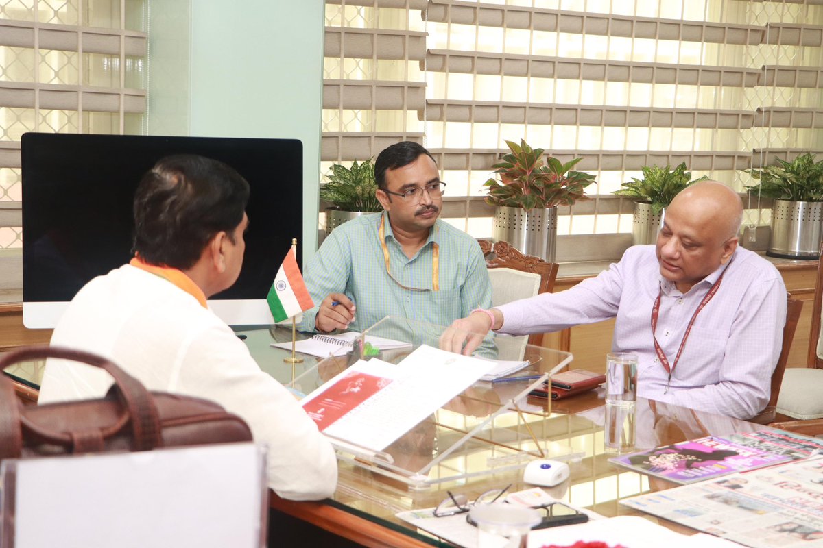 आज नई दिल्ली में आवास एवं शहरी मामलों के मंत्रालय के अंतर्गत एक केंद्रीय स्वायत्त निकाय, राष्ट्रीय शहरी मामले संस्थान (NIUA) के साथ एक महत्वपूर्ण समीक्षा बैठक में सम्मिलित हुआ।

📍निर्माण भवन - नई दिल्ली
<a href="/MoHUA_India/">Ministry of Housing and Urban Affairs</a> <a href="/NIUA_India/">NIUA_India</a> 
#viksitbharat #hamarsansadhamartokhan