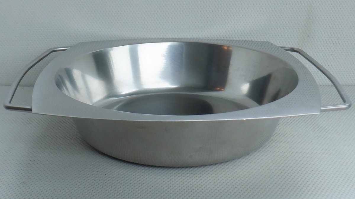EverRotating's tweet photo. A vintage stainless steel serving dish with handles. Made in Denmark. 🇩🇰
🛒 https://t.co/14tjh6gSAw
#Vintage #FollowVintage #Danish #MadeInDenmark #eBay https://t.co/QPKY5ClBSt