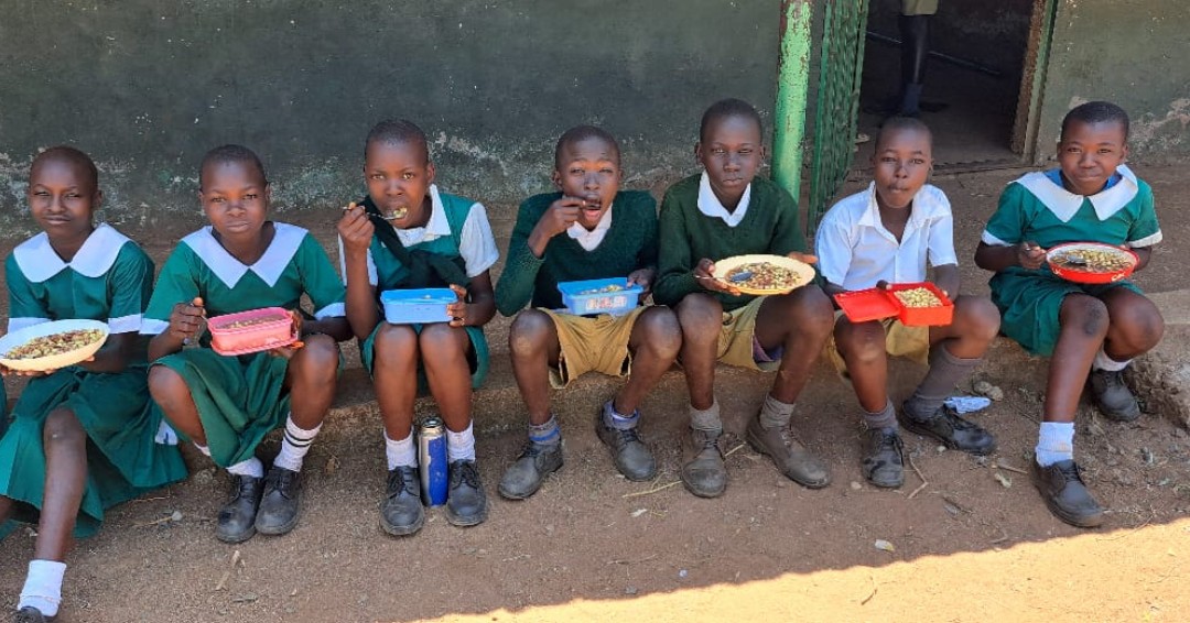 With your help, we can feed these children lunch at school every day and make it possible for them to learn! 📝 Education is a pathway out of poverty for them. Our goal is 4,964 orphaned and vulnerable students fed. 🍽️🫘 Can you help us get there? bit.ly/umojafft2024