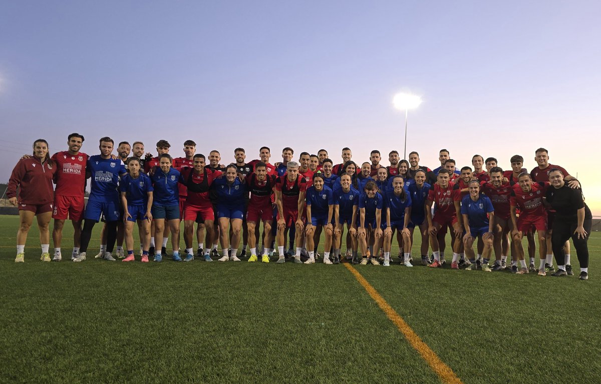 ⚪️⚫️ Ayer tocó foto de familia con nuestras romanas del <a href="/Merida_femenino/">AD Mérida Femenino</a> 🤜🏽🤛🏽

🙌🏽 ¡JUNT@S somos más fuertes! ⚽️
