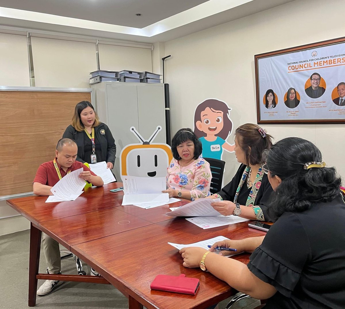 philscomsoc's tweet photo. Earlier today, we had the signing of the Memorandum of Agreement between the National Council for Children's Television and the Philippines Communication Society for the conduct of the 1st National Research Forum on Children's Media Engagement. https://t.co/O52BJKdkbv