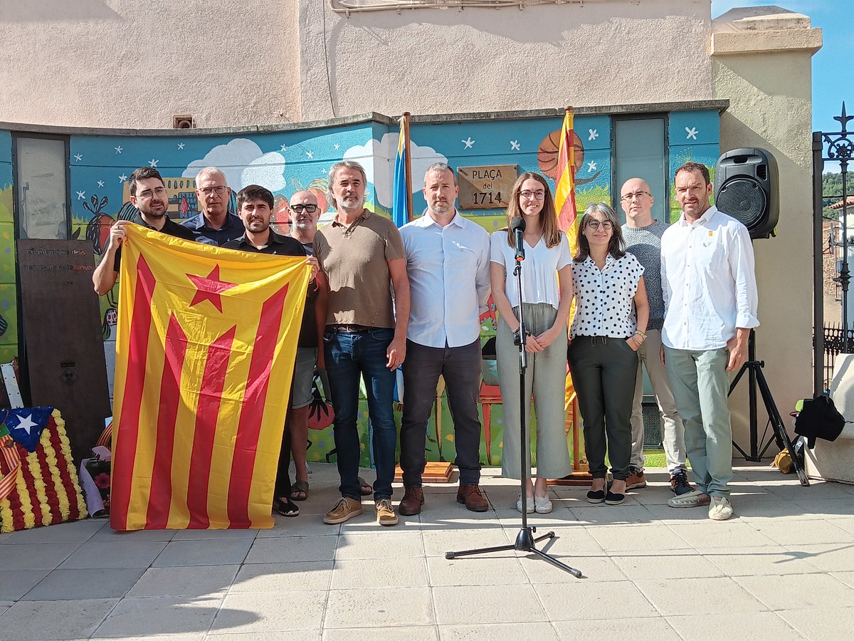 AjSFCodines's tweet photo. 💐 Ofrena floral a la plaça del 1714 amb motiu de la #Diada2024 de l'ajuntament, els grups polítics i les entitats i associacions #sfc182 #SantFeliudeCodines

@PrimariesSFC @Somhi_SFC @JuntsperCodines ⬇️ https://t.co/mxAfCSBT5V