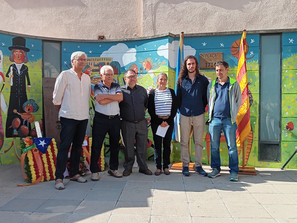 AjSFCodines's tweet photo. 💐 Ofrena floral a la plaça del 1714 amb motiu de la #Diada2024 de l'ajuntament, els grups polítics i les entitats i associacions #sfc182 #SantFeliudeCodines

@PrimariesSFC @Somhi_SFC @JuntsperCodines ⬇️ https://t.co/mxAfCSBT5V