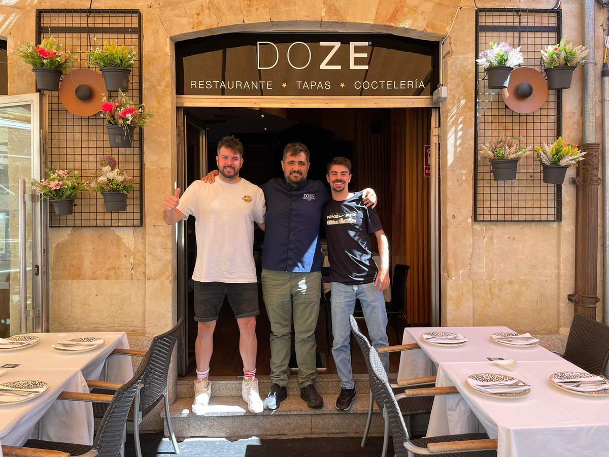 cdsalamancafs's tweet photo. 🤝 Los jugadores del primer equipo , Yayo y Danima, cogen fuerzas diariamente en uno de los mejores restaurantes de Salamanca, @DOZESalamanca. 

Gracias Víctor, David y a todo vuestro equipo por un trato y servicio inmejorable 👏👏 https://t.co/7yep6xmSop