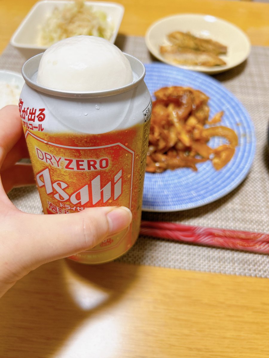 emmaz80's tweet photo. しまった！
禁酒中にも関わらず、絶対ビールに合う豚キムチを作ってしまった。
というわけで、普段は飲まないノンアルコールビールを。
ノンアルの生ジョッキ缶、泡のおかげかかなり飲んだ感じになれる。 https://t.co/cP3bKiV7xV