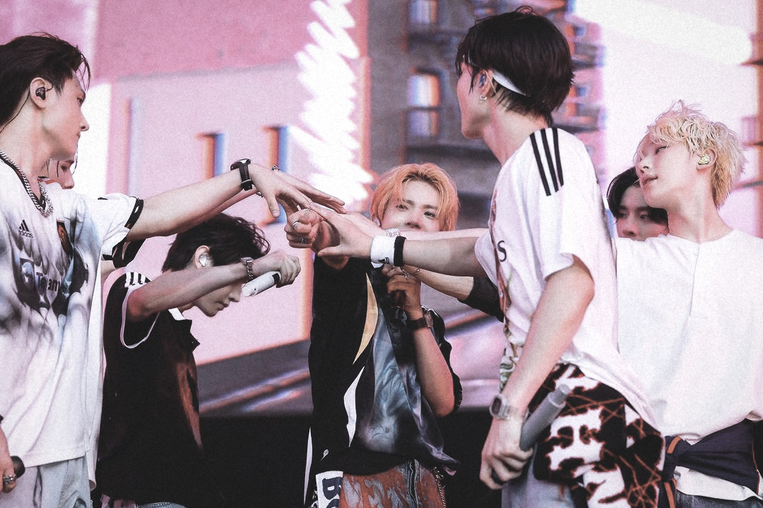 sunghoonpx's tweet image. As the crowd roars and the lights blaze, we bring a fresh, electrifying edge to classic rock vibes, redefining what it means to be a modern rock star. 𝙍𝙤𝙘𝙠 𝙤𝙣, and let’s turn this day into an unforgettable symphony of sound and fashion. 🔥