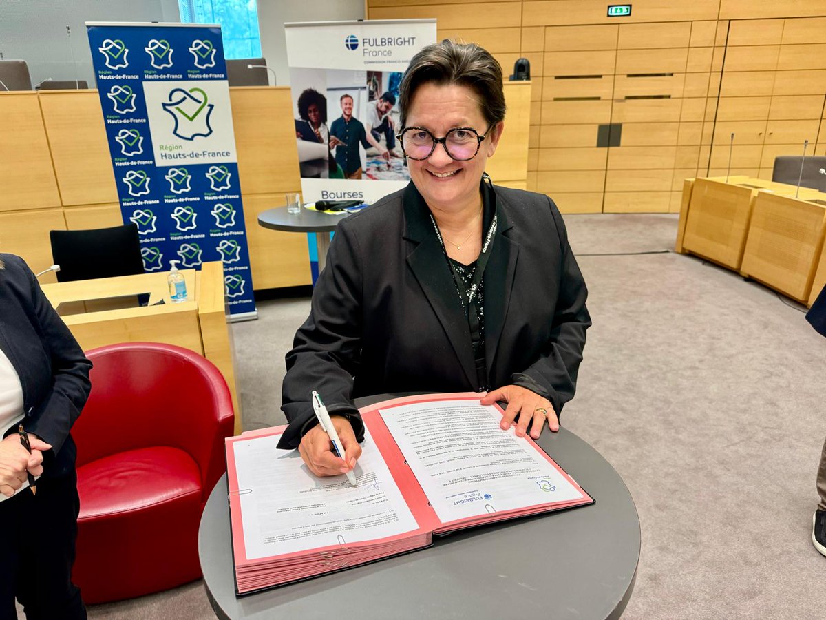 hautsdefrance's tweet photo. @FulbrightFrance @manomartin 🖋️ La Région #hautsdefrance et @FulbrightFrance renouvellent leur partenariat pour 4 ans en signant une nouvelle convention. https://t.co/HZogyg2ArR