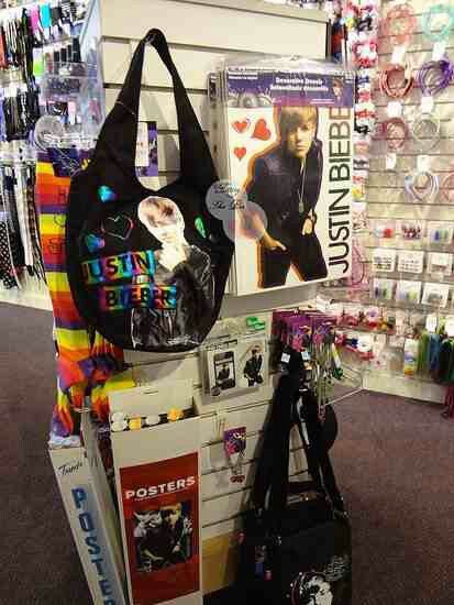 justindrewfiles's tweet image. remember when you would walk into a claire’s and it was full of justin bieber merch