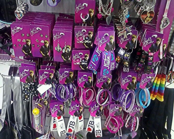 justindrewfiles's tweet image. remember when you would walk into a claire’s and it was full of justin bieber merch