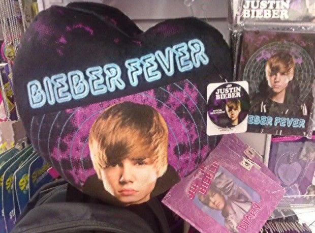 justindrewfiles's tweet image. remember when you would walk into a claire’s and it was full of justin bieber merch