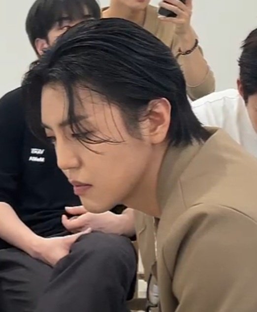 Choicezen71's tweet photo. We have Goblin hair Donghun back just in black. Now if it gets just a little longer and we get the ponytail back. 🙏🙏🙏 https://t.co/r6KWY05qWc
