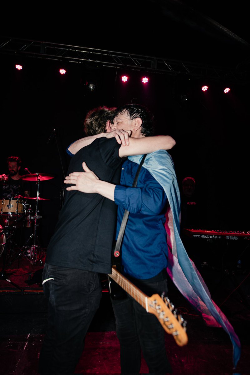 AyrtonExeBugoni's tweet photo. @jpordioseros es el ejemplo del rocanrol stone argentino en su máxima expresión. Los tipos tienen un lugar importante en el rock argentino y sin embargo no dejan de ser las mismas personas de barrio que eran antes de todo.
Gracias Toti y a toda la banda por darme este lujo ❤🎸🔥 https://t.co/gVz3AapTM8