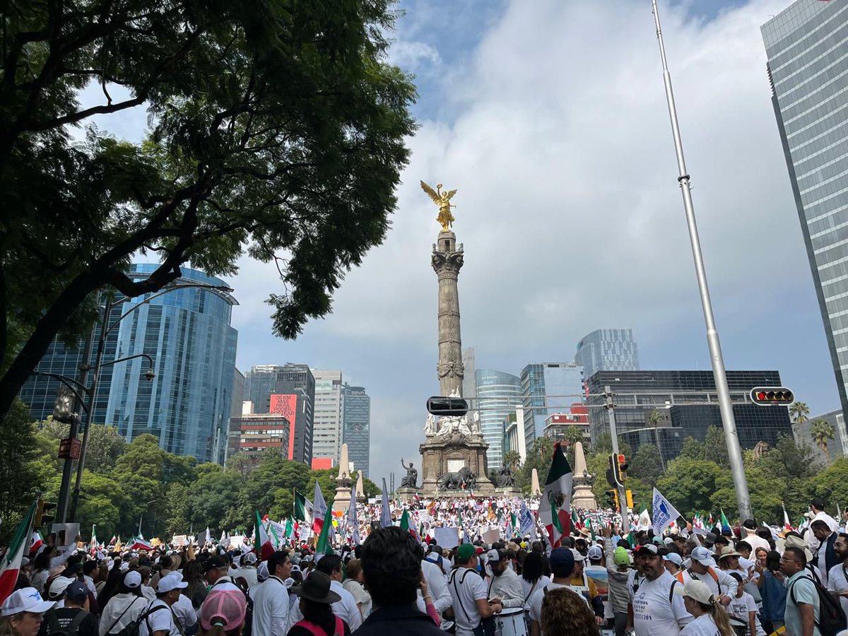 CentroProdh's tweet photo. La #ReformaJudicial aprobada en lo general esta madrugada anula la división de poderes y pone en riesgo los derechos humanos.
El llamado “Plan C” está generando erosión democrática: prisión preventiva oficiosa, militarización, eliminación de órganos protectores de derechos, captura política de la judicatura