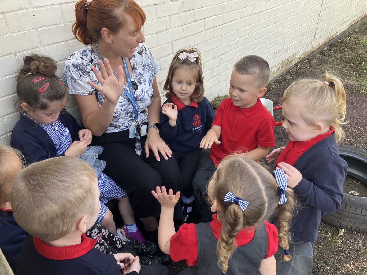strichardsrc's tweet image. Welcome to the HIVE! There is a hive of activities and a buzz in the air with our  busy bees and worker bees! Our Queen Bee has enjoyed singing with the children.  #foundation1 #shinelikestars