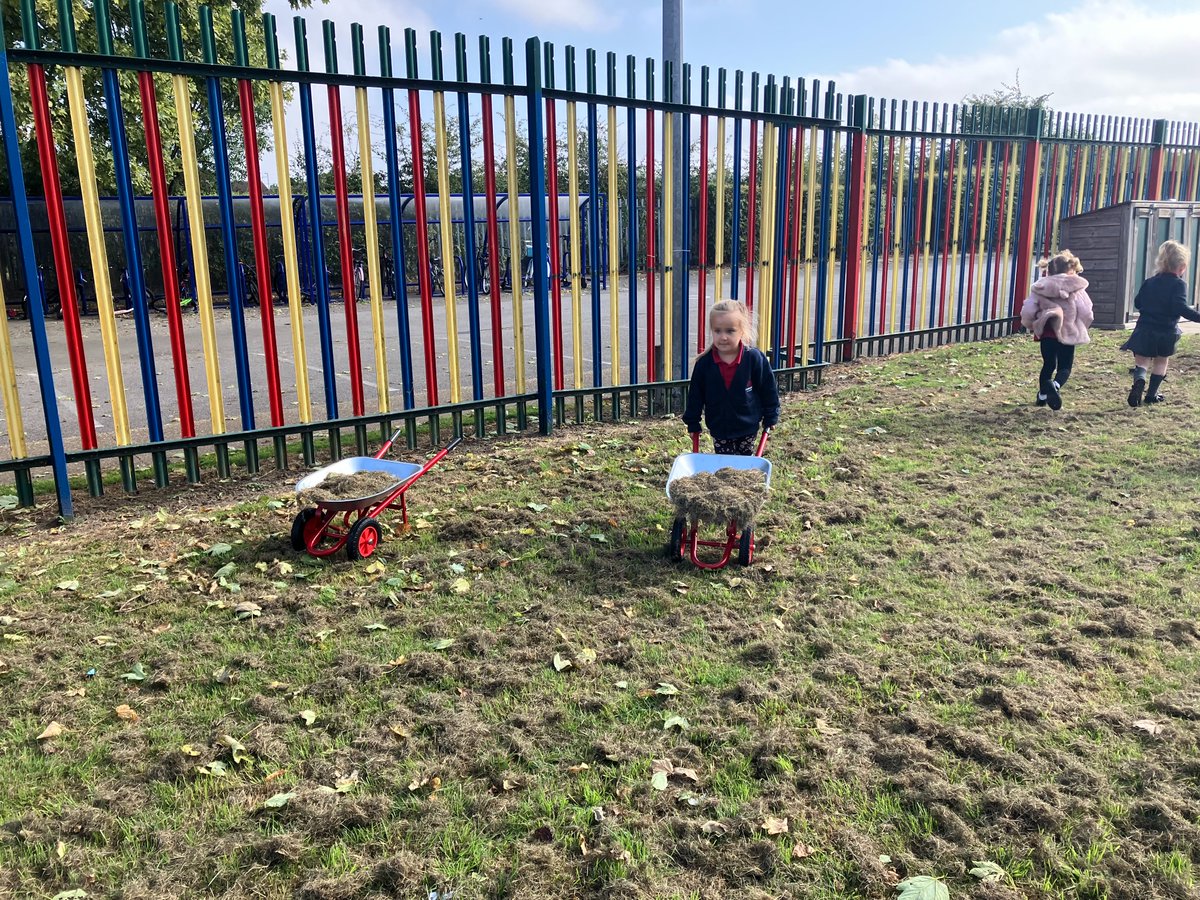 strichardsrc's tweet image. Welcome to the HIVE! There is a hive of activities and a buzz in the air with our  busy bees and worker bees! Our Queen Bee has enjoyed singing with the children.  #foundation1 #shinelikestars