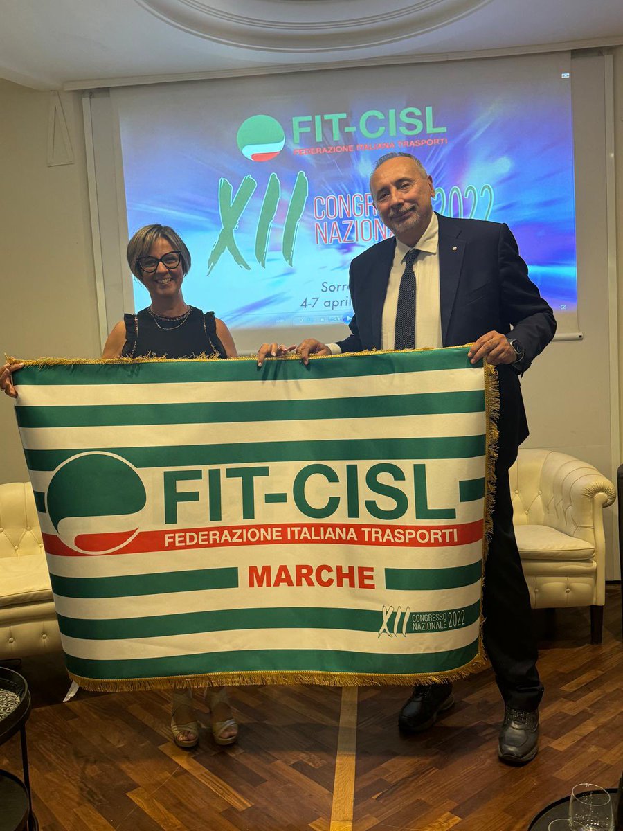FitCisl's tweet photo. #11settembre Il Segretario Generale @salvopellecchia consegna la bandiera di rappresentanza del XII Congresso Nazionale @FitCisl alla Segretaria Generale #FitCislMarche @DanyRossy2406 insieme alle rispettive Segreterie
#crescerecontrasporto
@cislmarche @CislNazionale https://t.co/4ELa0Eak0X