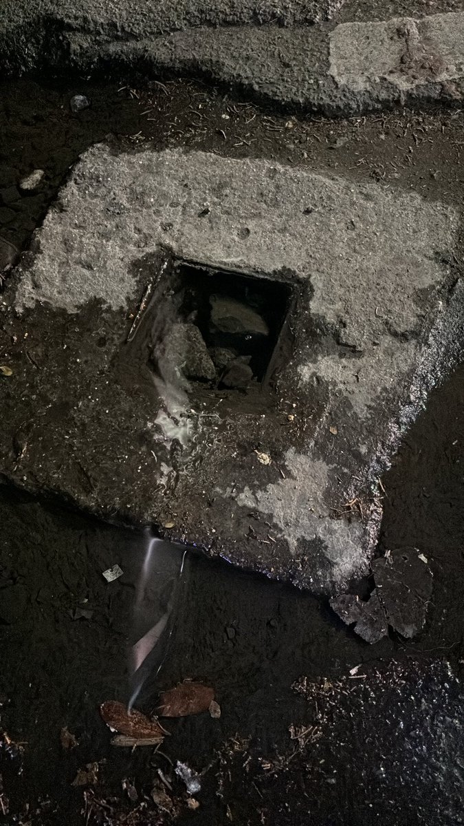 amolskothari's tweet photo. @PMCPune water leakage from valve outside hotel Sahara sb road Pune 411016 https://t.co/NW1j9kq6VA