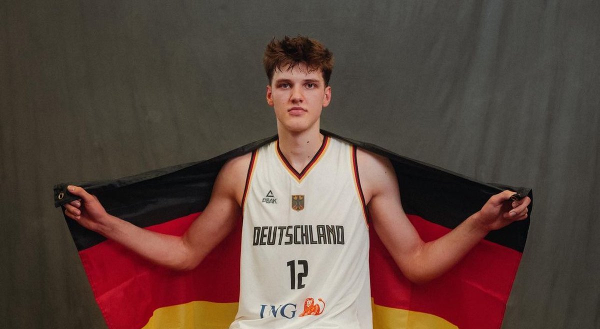 jakeweingarten's tweet photo. 500+ words and a deep-dive on the recruitment &amp; game of Top-50 prospect Eric Reibe. Oregon in hot pursuit, UConn’s post-White House visit, Mike Woodson and Greg McDermott in Potomac this week, and a whoooleee lot more on Reibe’s steaming recruitment.

🔗: https://t.co/L8O7NqEUQX https://t.co/SYbsJRpxCp