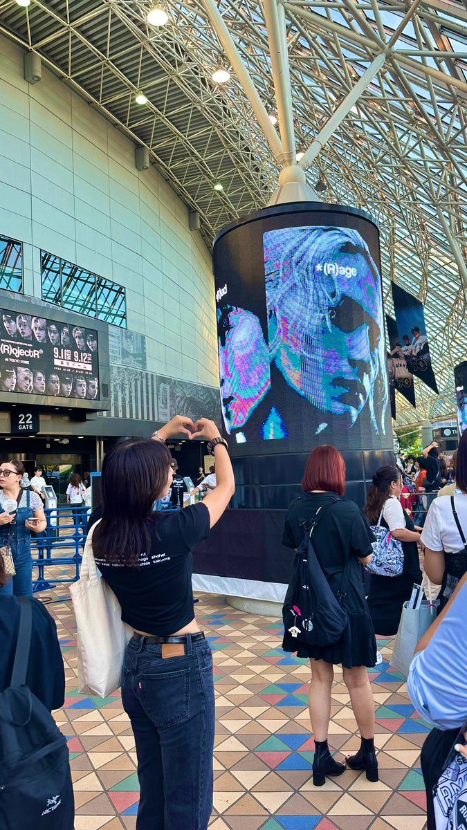 mocota_178's tweet photo. THE RAMPAGE LIMITED LIVE 2024*p(R)ojectR®
参戦して参りました🥺✨

勘違いだろうけど絶対龍くんにファンサしてもらえた😭💕

アリーナ席列の一番端通路側で、ステージから延びたもう一個の小ステージ？目の前で、龍くんが来るたびにぴょんぴょんしていたら指差してもらえた🫵気がする🥺💕涙出た… https://t.co/x5XWPXY60o