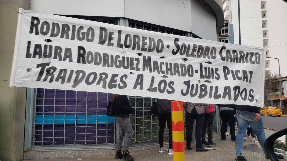 leoguevara80's tweet photo. #Cordoba "traidores a los jubilados" aparecieron carteles en las puertas de ANSES contra los diputados radicales que cambiaron de voto para la nueva movilidad jubilatoria. Los nombrados son Laura Rodriguez Machado, Luis Picat, Soledad Carrizo y De Loredo. Movil @radiomitrecba https://t.co/rD9z2odygD
