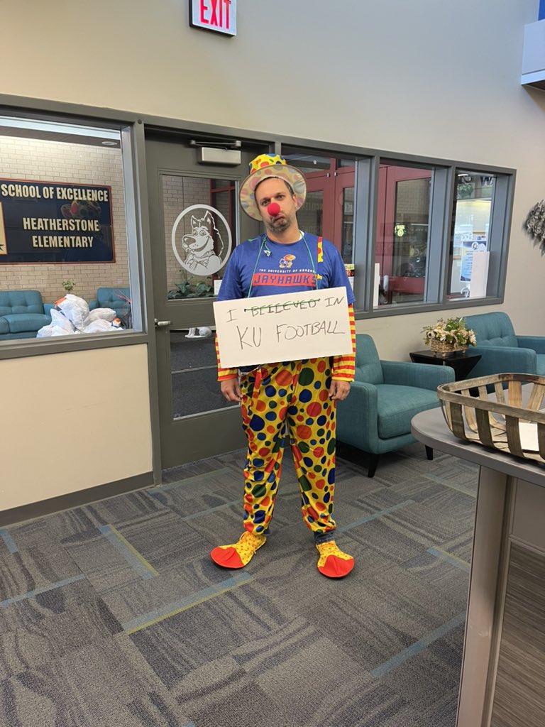 At Heatherstone, we stand up for what we believe. Even our parents! While KU did not win, good sportsmanship prevails! 💚💙HN <a href="/olatheschools/">Olathe Public Schools</a> #OPSMakeTodayCount