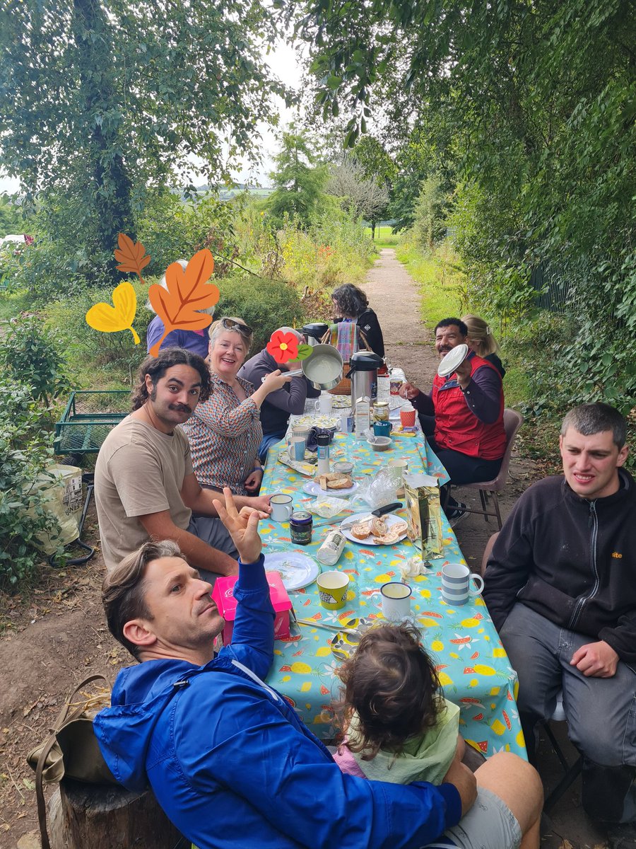 Chilly start to our day, but we weren't long warming up.
Finished our raised bed covers and weeded the Raspberry bed, we picked some beautiful romaine lettuce. 🥗
The strong scent of sweet pea fills the garden,☺️ Maria made a warming pot of Kohlrabi soup after a busy morning