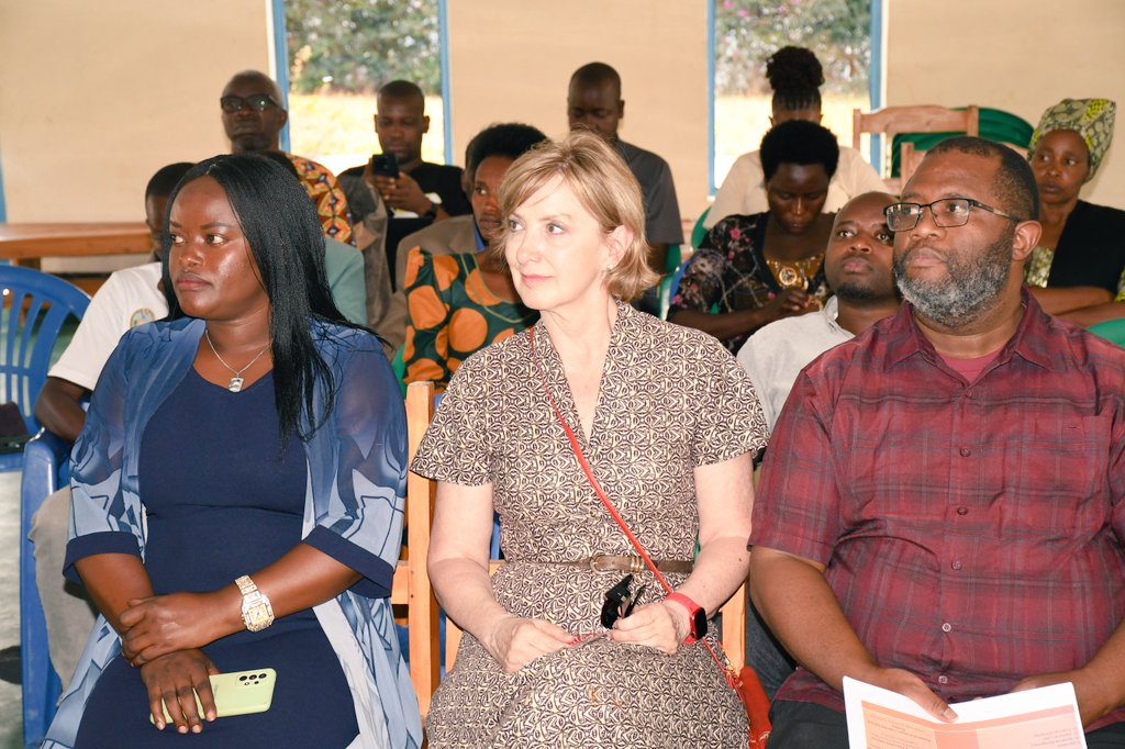 Mu Murenge wa #Cyanika, habereye igikorwa cyo kumurika ibyavuye mu bushakashatsi bwakozwe hagamijwe kureba uko gahunda yiswe "Inzira y'Umutuzo" yafashije mu isanamitima, abagize uruhare muri Jenoside yakorewe Abatutsi mu 1994 bemeye icyaha bakanasaba imbabazi n'abayirokotse. 1/4