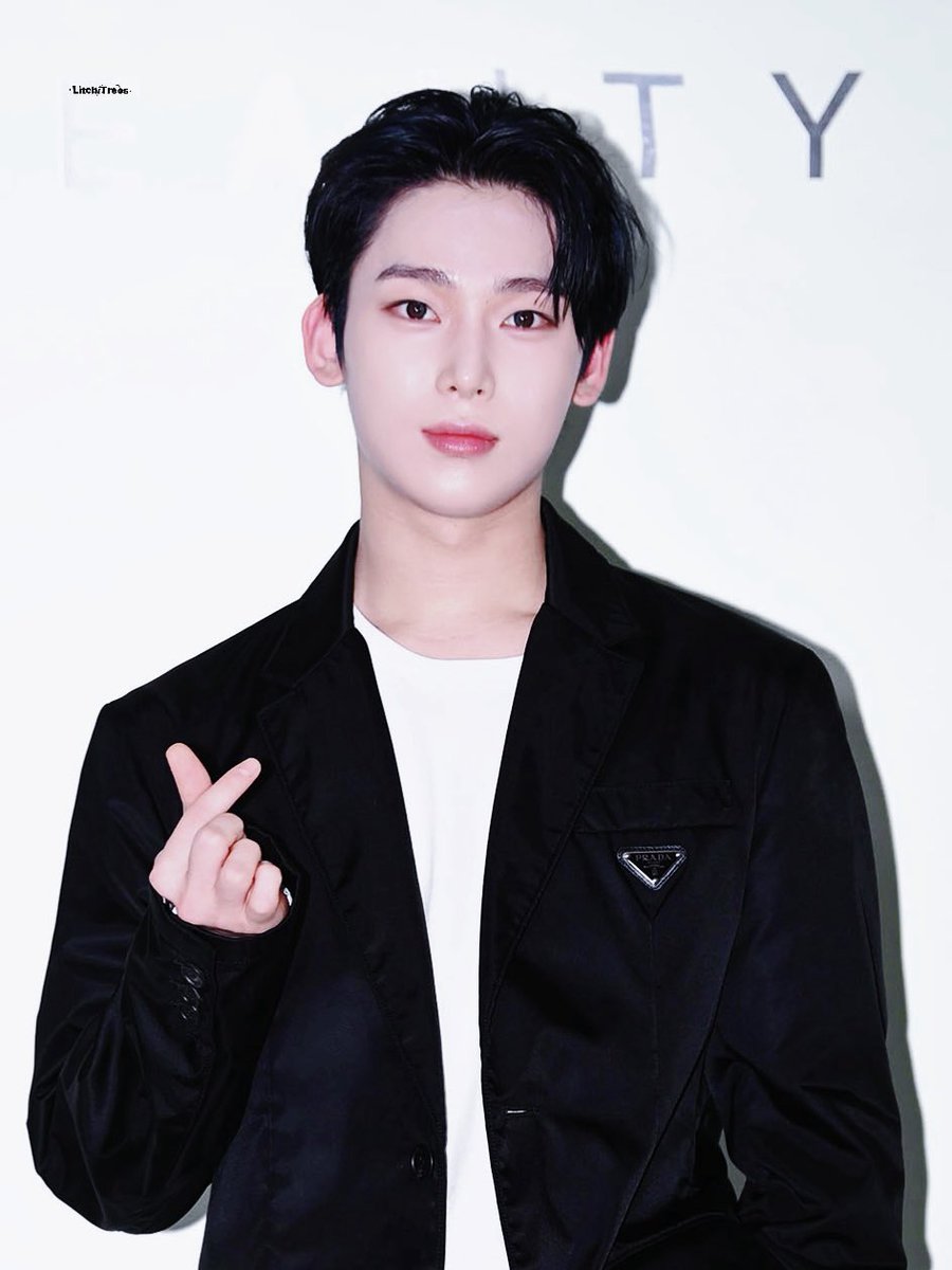 litchi_Trees's tweet photo. plz take a lot of pictures like this in the future. 
#SUNOO
#SunooForPRADABeauty 
#선우 https://t.co/FjDZ9pD7Gb