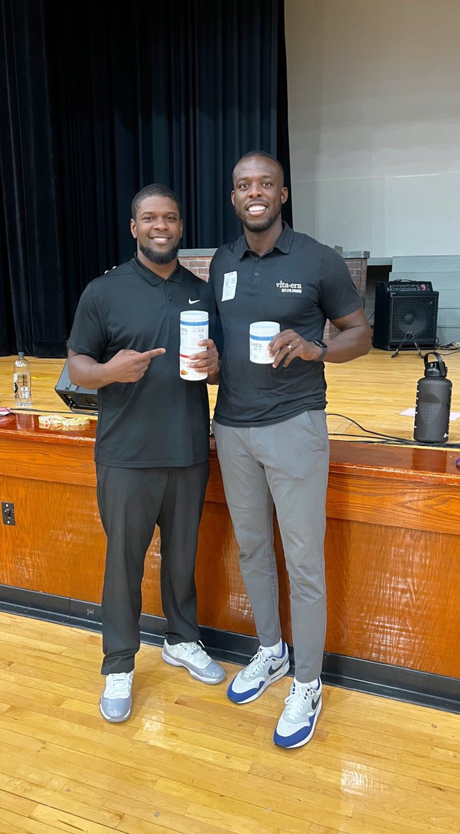 drinkvitaera's tweet photo. King's Ridge Christian School in Alpharetta Georgia partners with Vita Era to hydrate their guys💧 

Head Coach &amp; Program Coordinator Demetrius Smith thank you for your business. We're looking forward to building on our relationship with you.

#hydrationstickpacks #hydrationtubs https://t.co/hMt7CqPXAN