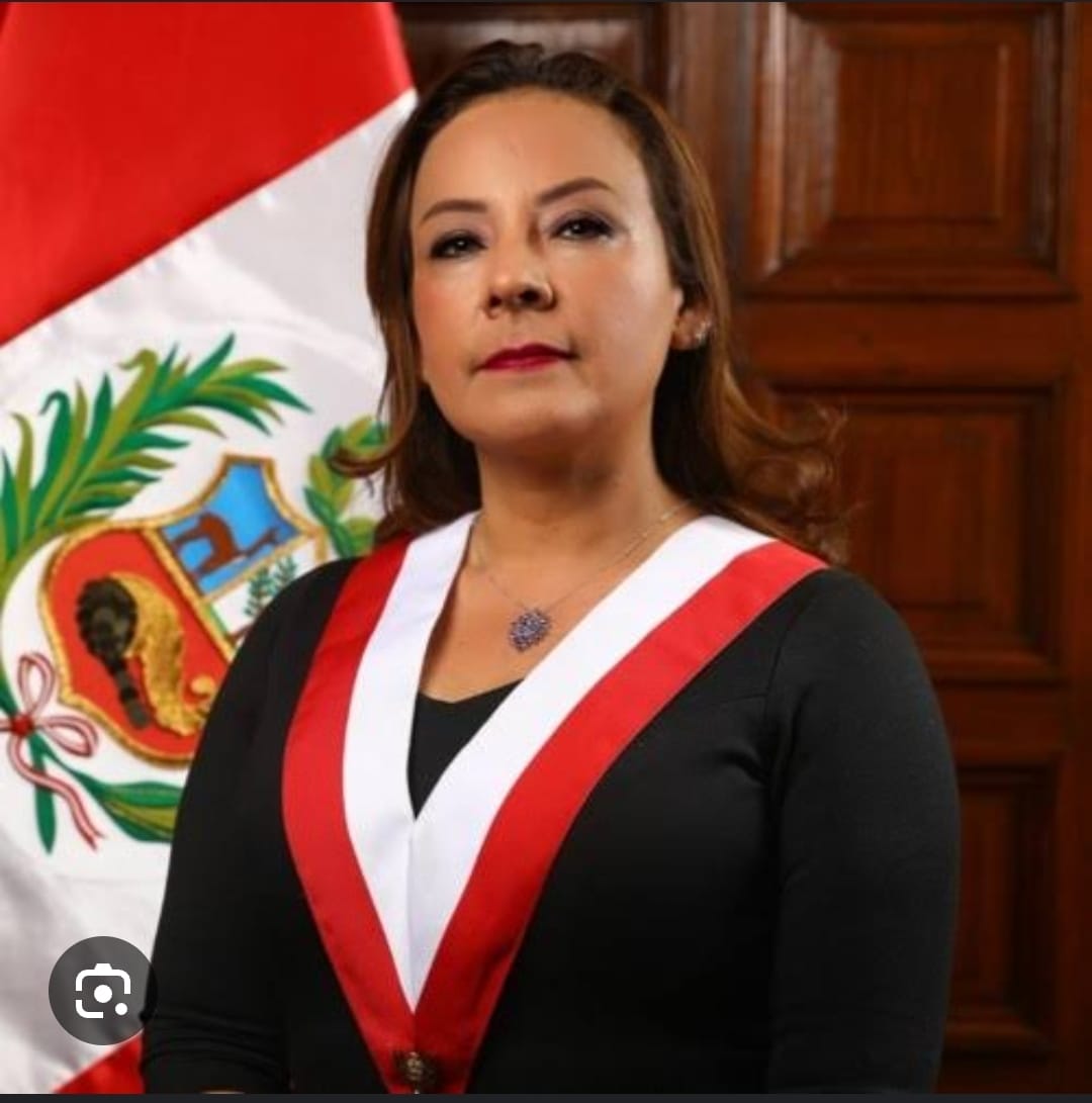 SocioUAdherente's tweet photo. Queremos felicitar a la congresista @KiraAlcarraz por haber retirado su firma del Proyecto de Ley 08863/2024, un intento por frenar el desarrollo del fútbol peruano. ¡Gracias, congresista, por no dejarse sorprender y no oponerse al avance de nuestro deporte! 👏⚽

Por otro lado, el congresista  @DarwinEspinozAP sigue apoyando y promoviendo este proyecto, aparentemente debido a presuntos intereses del fondo blanquiazul. Además, Espinosa está siendo investigado por la Comisión de Ética del Congreso de la República, lo que demuestra que es una persona sin escrúpulos, capaz de venderse a cambio de ciertos beneficios, como por ejemplo ¿Un buen asiento  en el palco del estadio Matute ? 🎟️🤔

Ahora sabemos que este proyecto de ley necesita siete firmas, y con la decisión de la congresista Kira, se quedarán sin nada. Esto es una victoria más para quienes creemos en un fútbol profesional y competitivo en nuestro país. 🙌💪

Sigamos unidos y luchando contra quienes intentan frenar el progreso de nuestros clubes. El fútbol peruano merece crecer y lo vamos a lograr. ¡Vamos con todo! 🇵🇪🏟️⚽