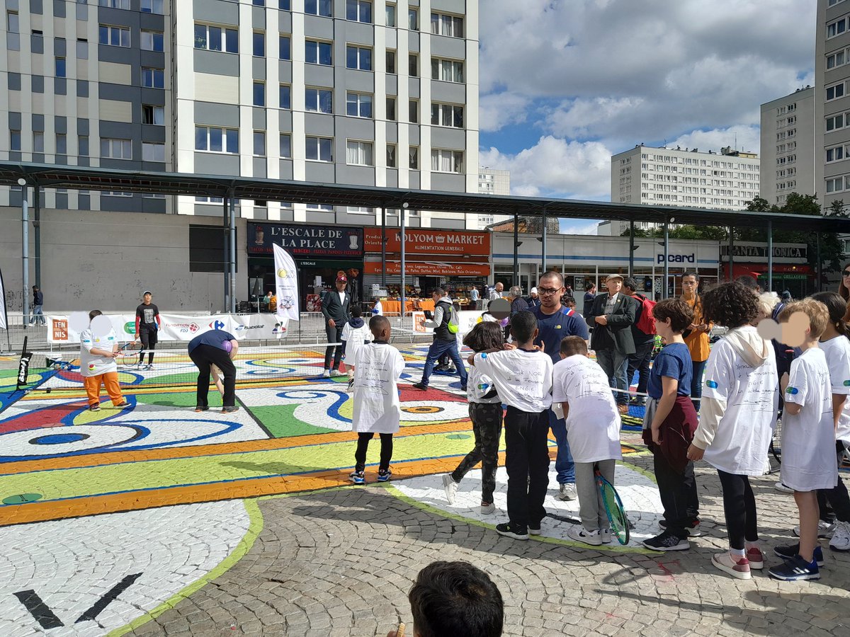 FrancoisDagnaud's tweet photo. Inauguration du playground réalisé par @dacruzgraffiti place des Fêtes par l'association Fête le Mur, @NoahYannick et @ChasteauKsenia, championne de tennis-fauteuil. Un héritage des Jeux porté par @Paris19e en double mixte sport/street-art ! https://t.co/rYmVmMYv0e