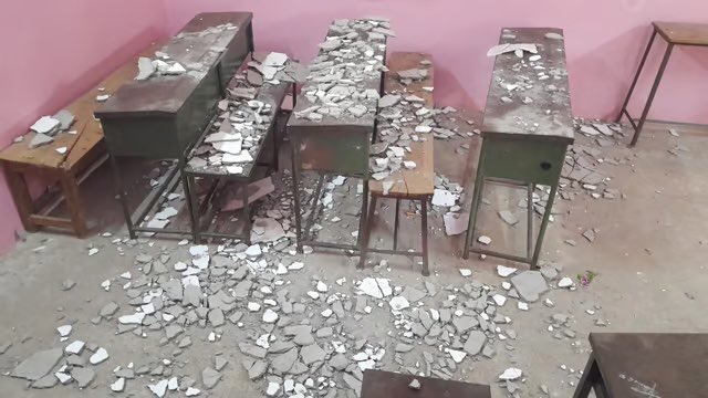 BefittingFacts's tweet photo. This classroom looks like from UP? Bihar?

No! This is from Tamil Nadu govt school in Periyathallapadi.

This classroom was inaugurated just 2 months back. It was made using MPLAD fund and costed ₹21 Lakhs. 

Cement from roof fell on students, in which 3 students were injured. https://t.co/yiab1Y0UKZ